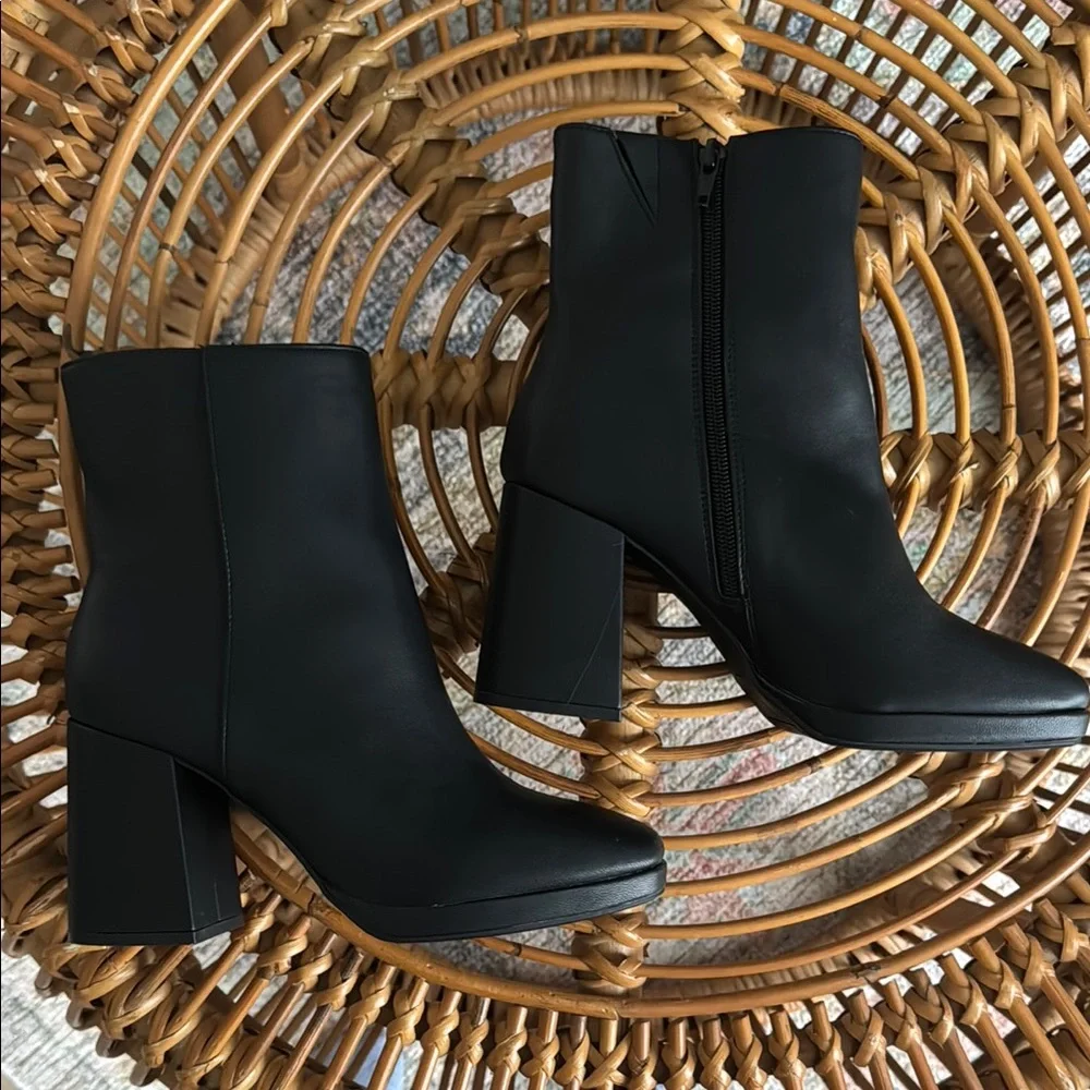 Black Ankle Boots Size 7 - Picture 2 of 5